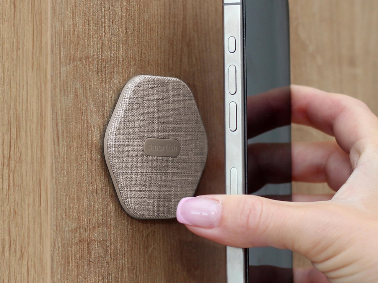 MagSafe wall-mounted bracket